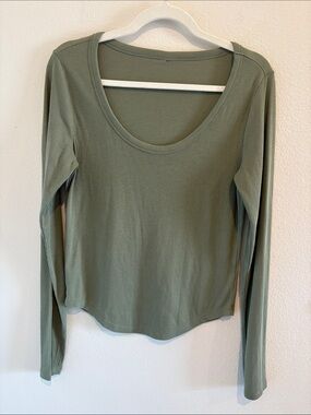 Green long sleeve tee shirt